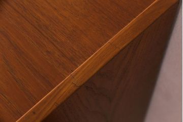 ビンテージ家具　北欧ヴィンテージ　チーク材　コンパクトに使えるシンプルなサイドボード(収納棚、ダイニングボード)