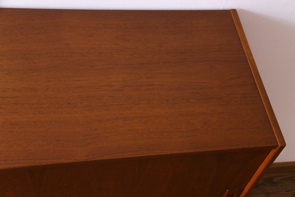 ビンテージ家具　北欧ヴィンテージ　チーク材　コンパクトに使えるシンプルなサイドボード(収納棚、ダイニングボード)