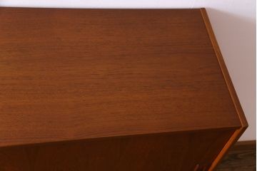 ビンテージ家具　北欧ヴィンテージ　チーク材　コンパクトに使えるシンプルなサイドボード(収納棚、ダイニングボード)