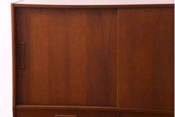 ビンテージ家具　北欧ヴィンテージ　チーク材　コンパクトに使えるシンプルなサイドボード(収納棚、ダイニングボード)