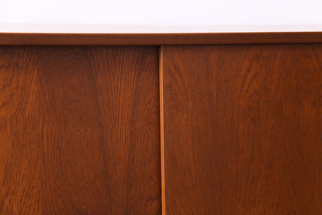 ビンテージ家具　北欧ヴィンテージ　チーク材　コンパクトに使えるシンプルなサイドボード(収納棚、ダイニングボード)