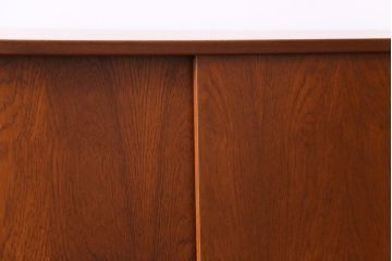 ビンテージ家具　北欧ヴィンテージ　チーク材　コンパクトに使えるシンプルなサイドボード(収納棚、ダイニングボード)