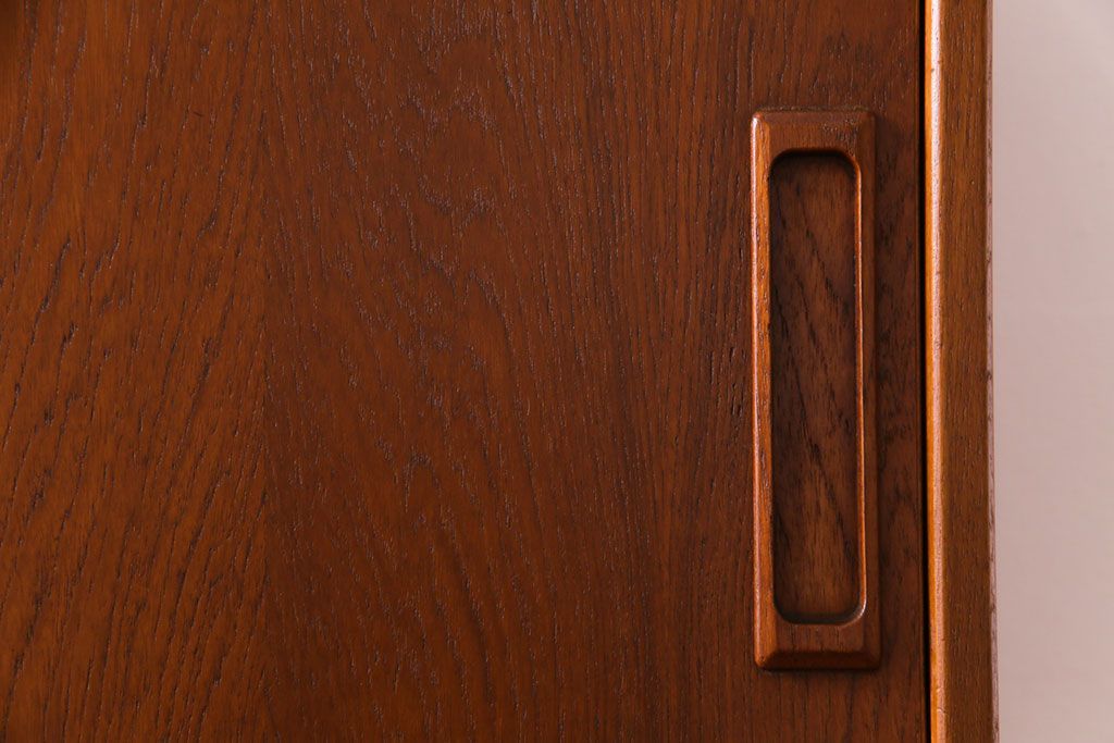 ビンテージ家具　北欧ヴィンテージ　チーク材　コンパクトに使えるシンプルなサイドボード(収納棚、ダイニングボード)