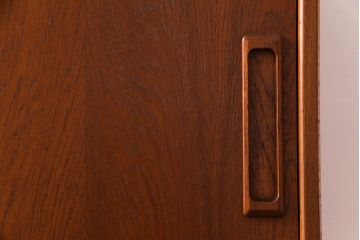 ビンテージ家具　北欧ヴィンテージ　チーク材　コンパクトに使えるシンプルなサイドボード(収納棚、ダイニングボード)