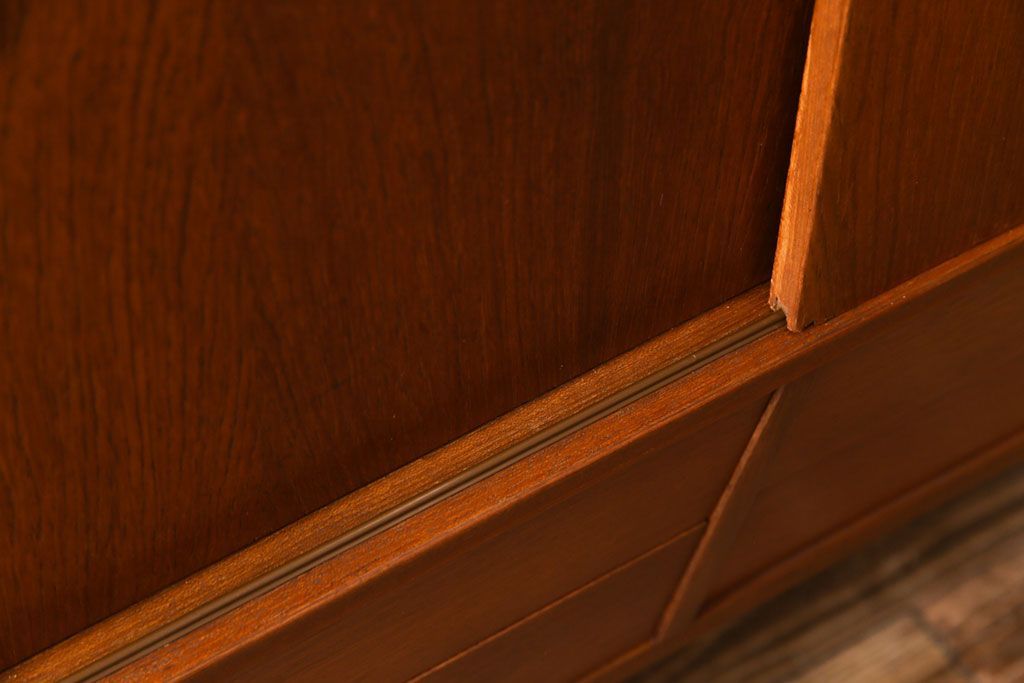 ビンテージ家具　北欧ヴィンテージ　チーク材　コンパクトに使えるシンプルなサイドボード(収納棚、ダイニングボード)