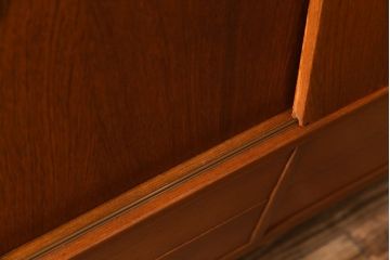 ビンテージ家具　北欧ヴィンテージ　チーク材　コンパクトに使えるシンプルなサイドボード(収納棚、ダイニングボード)