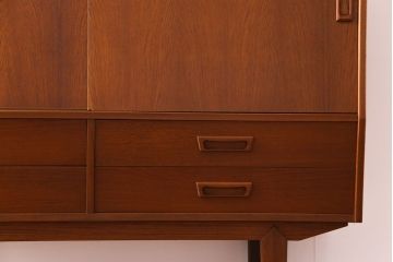 ビンテージ家具　北欧ヴィンテージ　チーク材　コンパクトに使えるシンプルなサイドボード(収納棚、ダイニングボード)