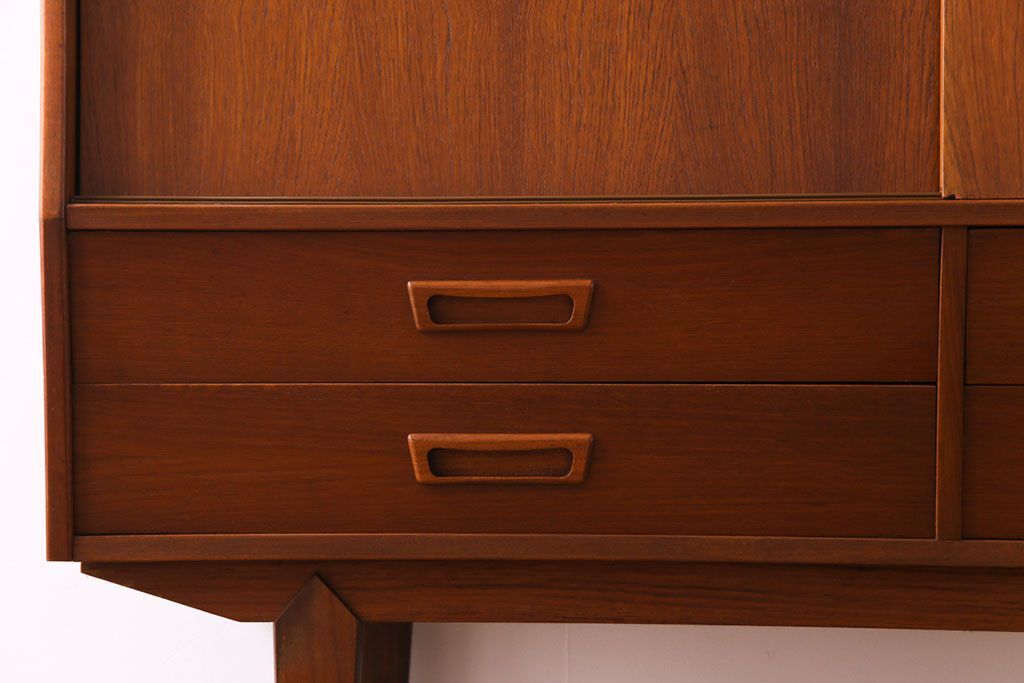 ビンテージ家具　北欧ヴィンテージ　チーク材　コンパクトに使えるシンプルなサイドボード(収納棚、ダイニングボード)