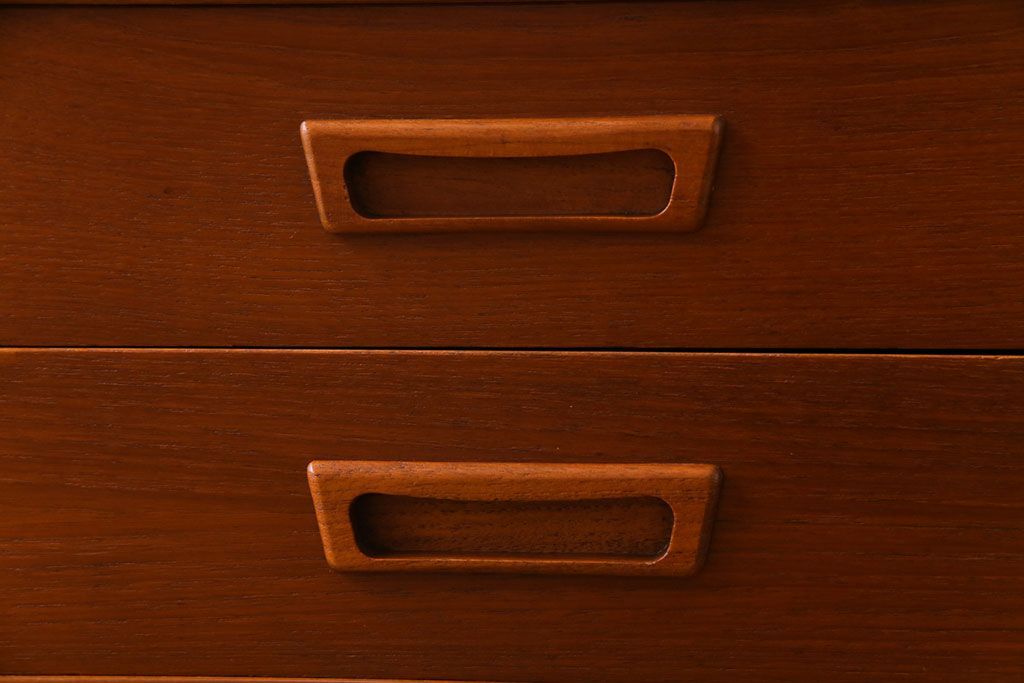 ビンテージ家具　北欧ヴィンテージ　チーク材　コンパクトに使えるシンプルなサイドボード(収納棚、ダイニングボード)