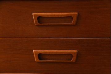 ビンテージ家具　北欧ヴィンテージ　チーク材　コンパクトに使えるシンプルなサイドボード(収納棚、ダイニングボード)