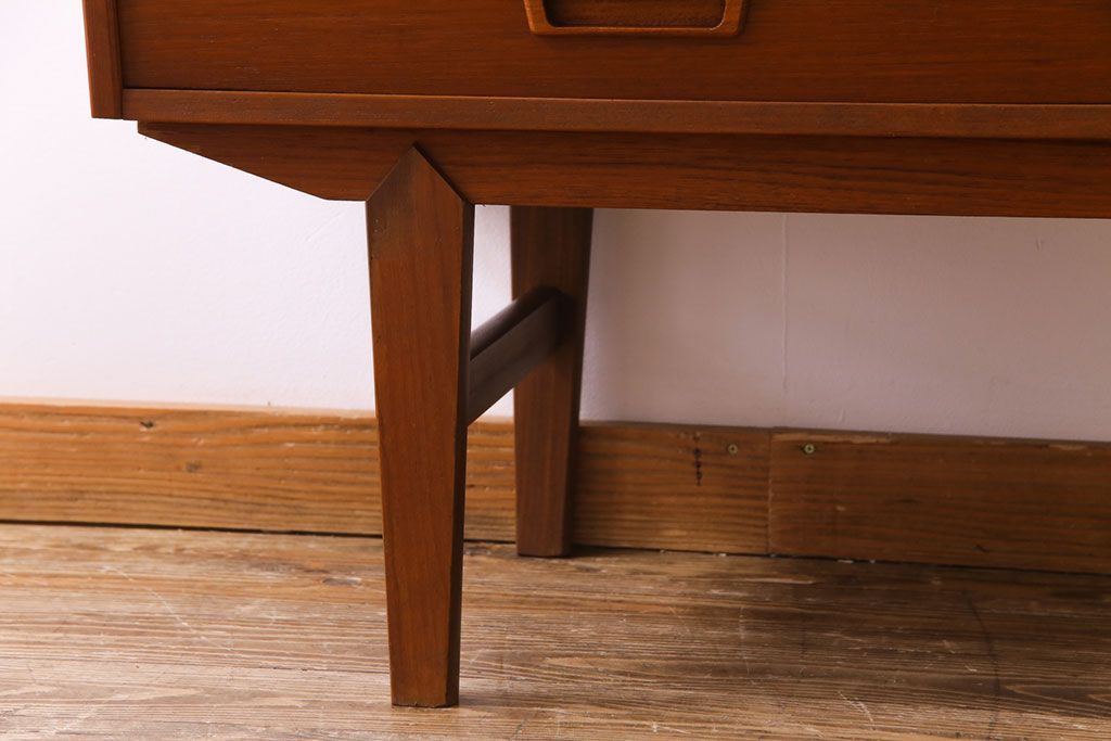 ビンテージ家具　北欧ヴィンテージ　チーク材　コンパクトに使えるシンプルなサイドボード(収納棚、ダイニングボード)