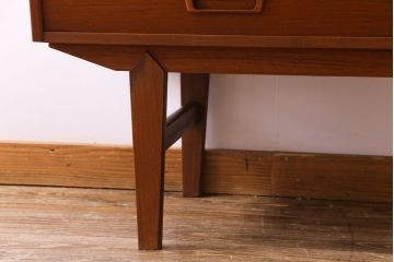 ビンテージ家具　北欧ヴィンテージ　チーク材　コンパクトに使えるシンプルなサイドボード(収納棚、ダイニングボード)