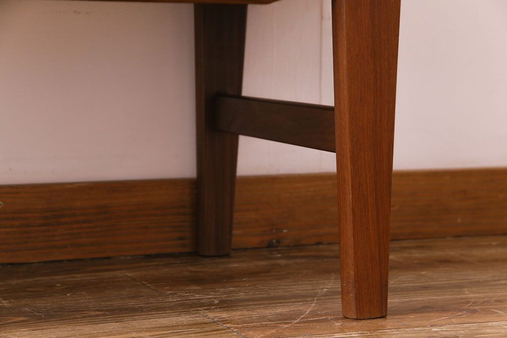 ビンテージ家具　北欧ヴィンテージ　チーク材　コンパクトに使えるシンプルなサイドボード(収納棚、ダイニングボード)