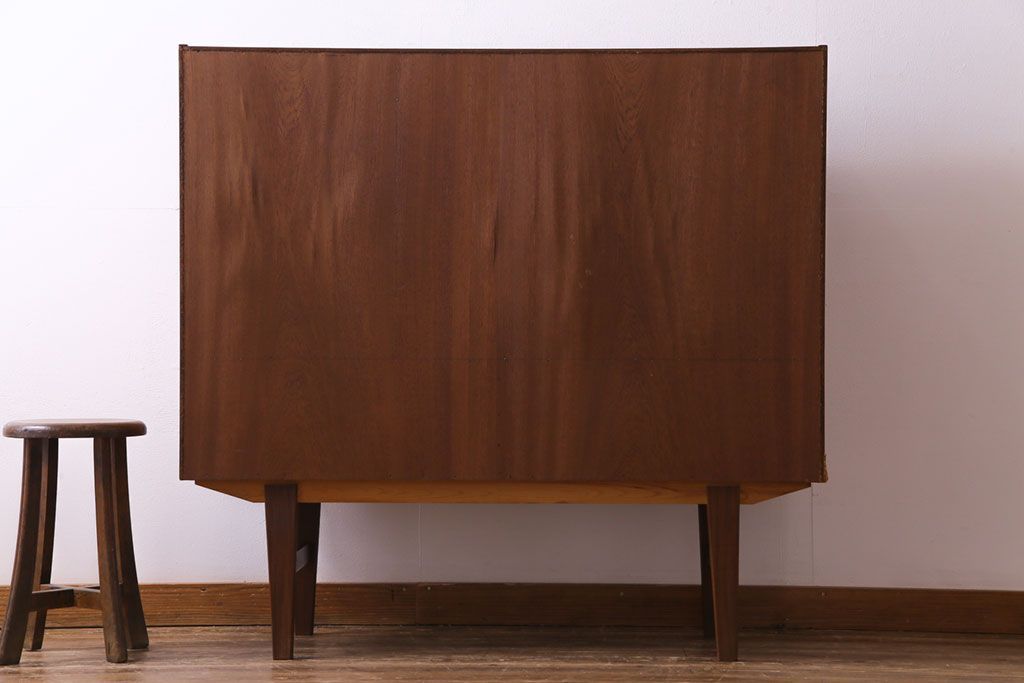 ビンテージ家具　北欧ヴィンテージ　チーク材　コンパクトに使えるシンプルなサイドボード(収納棚、ダイニングボード)