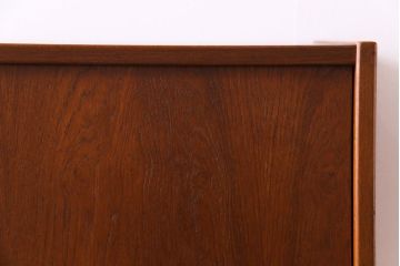 ビンテージ家具　北欧ヴィンテージ　チーク材　コンパクトに使えるシンプルなサイドボード(収納棚、ダイニングボード)