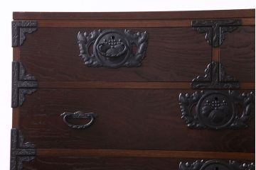 中古　前面ケヤキ材　深い色味が落ち着いた雰囲気を醸し出す仙台箪笥(衣装箪笥、整理箪笥、引き出し)