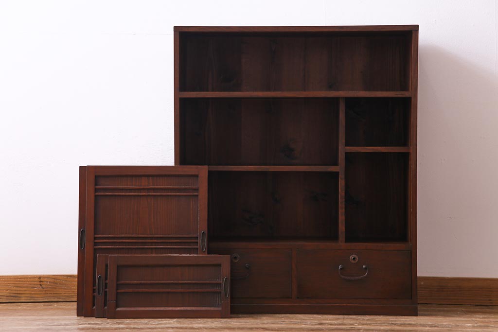 レトロ家具　昭和レトロ　引き戸の横桟がアクセントの味わいある戸棚(収納棚)