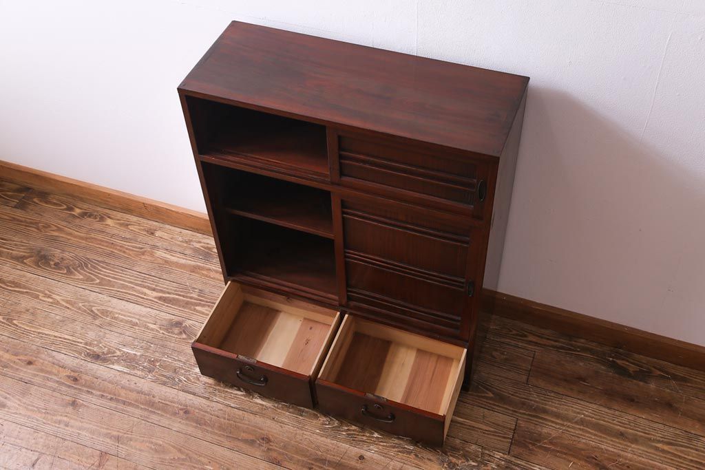 レトロ家具　昭和レトロ　引き戸の横桟がアクセントの味わいある戸棚(収納棚)