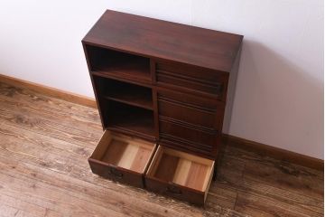 レトロ家具　昭和レトロ　引き戸の横桟がアクセントの味わいある戸棚(収納棚)