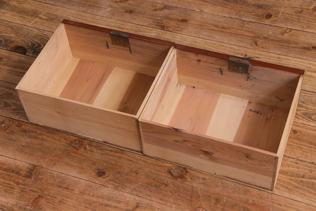 レトロ家具　昭和レトロ　引き戸の横桟がアクセントの味わいある戸棚(収納棚)