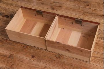 レトロ家具　昭和レトロ　引き戸の横桟がアクセントの味わいある戸棚(収納棚)