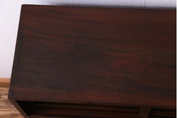 レトロ家具　昭和レトロ　引き戸の横桟がアクセントの味わいある戸棚(収納棚)