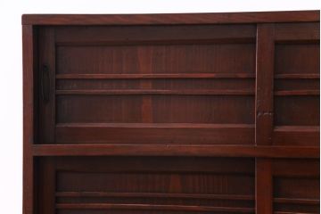 レトロ家具　昭和レトロ　引き戸の横桟がアクセントの味わいある戸棚(収納棚)