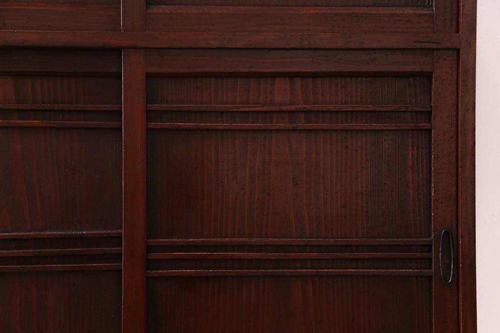 レトロ家具　昭和レトロ　引き戸の横桟がアクセントの味わいある戸棚(収納棚)