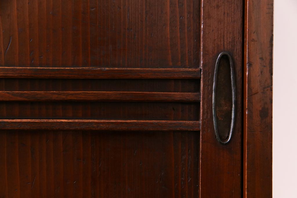 レトロ家具　昭和レトロ　引き戸の横桟がアクセントの味わいある戸棚(収納棚)