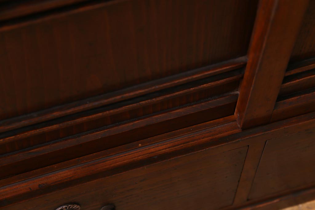 レトロ家具　昭和レトロ　引き戸の横桟がアクセントの味わいある戸棚(収納棚)