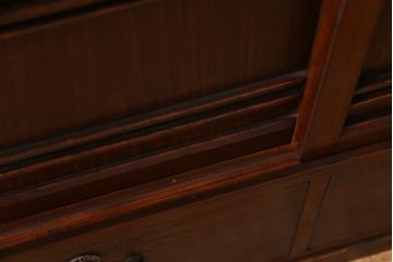 レトロ家具　昭和レトロ　引き戸の横桟がアクセントの味わいある戸棚(収納棚)