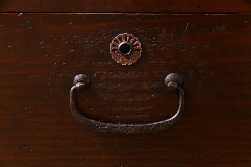 レトロ家具　昭和レトロ　引き戸の横桟がアクセントの味わいある戸棚(収納棚)