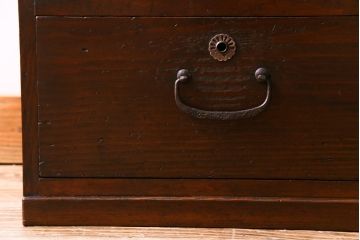 レトロ家具　昭和レトロ　引き戸の横桟がアクセントの味わいある戸棚(収納棚)