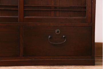 レトロ家具　昭和レトロ　引き戸の横桟がアクセントの味わいある戸棚(収納棚)