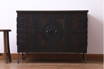 アンティーク家具　和製アンティーク　鉄脚付き　鋲金具が目を引く観音開き戸の箪笥ローチェスト(引き出し、テレビボード)