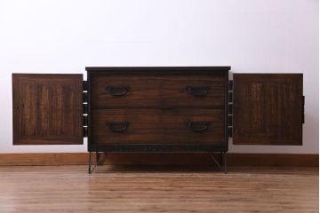 アンティーク家具　和製アンティーク　鉄脚付き　鋲金具が目を引く観音開き戸の箪笥ローチェスト(引き出し、テレビボード)