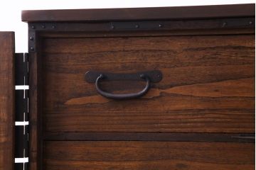 アンティーク家具　和製アンティーク　鉄脚付き　鋲金具が目を引く観音開き戸の箪笥ローチェスト(引き出し、テレビボード)