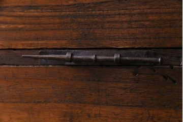 アンティーク家具　和製アンティーク　鉄脚付き　鋲金具が目を引く観音開き戸の箪笥ローチェスト(引き出し、テレビボード)