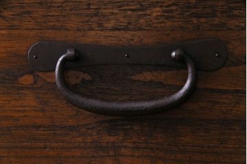 アンティーク家具　和製アンティーク　鉄脚付き　鋲金具が目を引く観音開き戸の箪笥ローチェスト(引き出し、テレビボード)