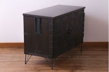 アンティーク家具　和製アンティーク　鉄脚付き　鋲金具が目を引く観音開き戸の箪笥ローチェスト(引き出し、テレビボード)