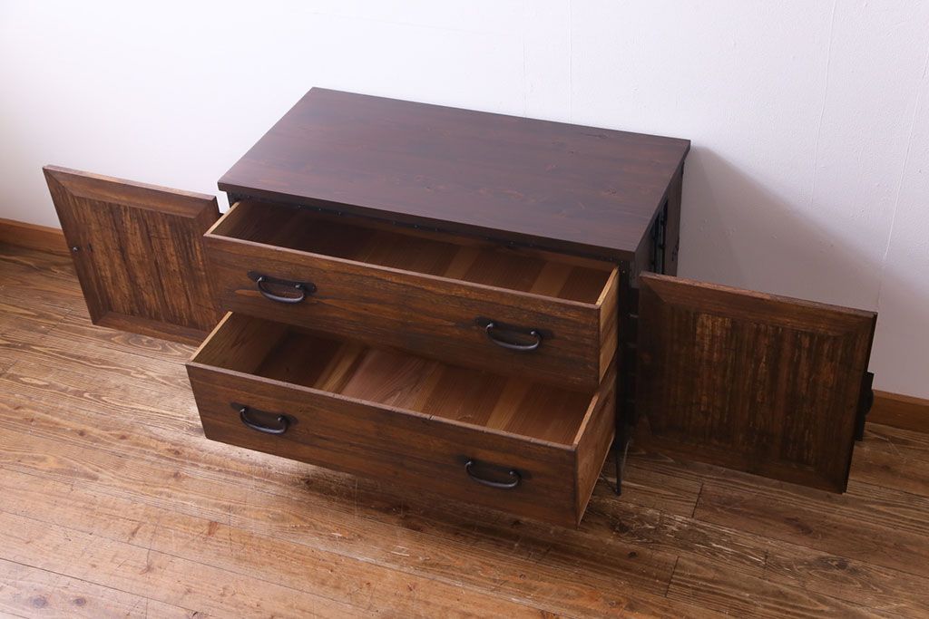 アンティーク家具　和製アンティーク　鉄脚付き　鋲金具が目を引く観音開き戸の箪笥ローチェスト(引き出し、テレビボード)