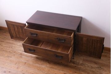 アンティーク家具　和製アンティーク　鉄脚付き　鋲金具が目を引く観音開き戸の箪笥ローチェスト(引き出し、テレビボード)