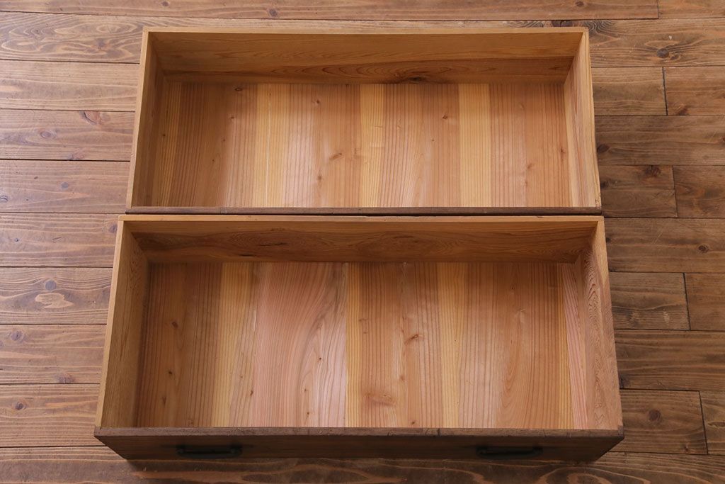 アンティーク家具　和製アンティーク　鉄脚付き　鋲金具が目を引く観音開き戸の箪笥ローチェスト(引き出し、テレビボード)