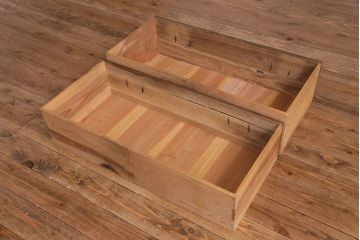 アンティーク家具　和製アンティーク　鉄脚付き　鋲金具が目を引く観音開き戸の箪笥ローチェスト(引き出し、テレビボード)