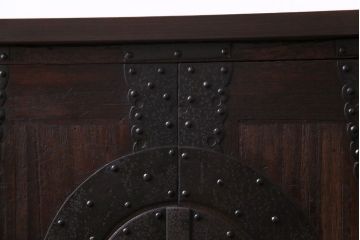 アンティーク家具　和製アンティーク　鉄脚付き　鋲金具が目を引く観音開き戸の箪笥ローチェスト(引き出し、テレビボード)