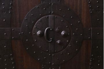 アンティーク家具　和製アンティーク　鉄脚付き　鋲金具が目を引く観音開き戸の箪笥ローチェスト(引き出し、テレビボード)