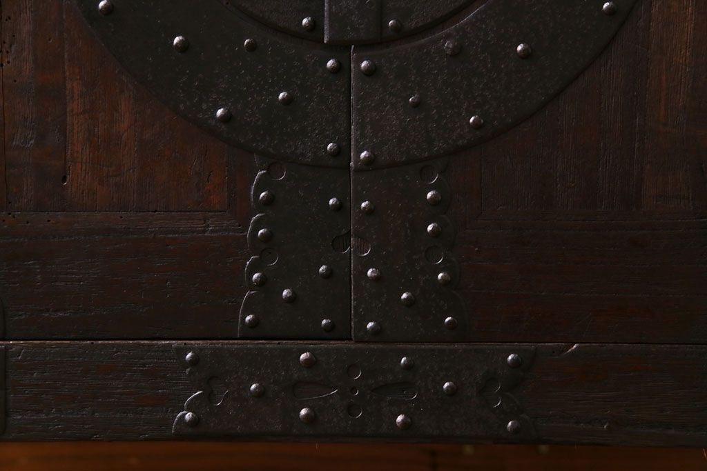 アンティーク家具　和製アンティーク　鉄脚付き　鋲金具が目を引く観音開き戸の箪笥ローチェスト(引き出し、テレビボード)