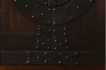 アンティーク家具　和製アンティーク　鉄脚付き　鋲金具が目を引く観音開き戸の箪笥ローチェスト(引き出し、テレビボード)