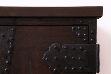 アンティーク家具　和製アンティーク　鉄脚付き　鋲金具が目を引く観音開き戸の箪笥ローチェスト(引き出し、テレビボード)