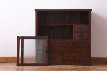 アンティーク家具　和製アンティーク　漆塗り　結霜ガラス入り　杢目が目を引く前面ケヤキ材の戸棚(収納棚、キャビネット)